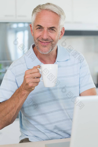 微笑男人。移动PC咖啡
