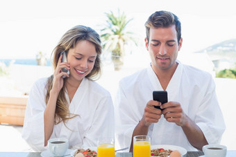 夫妇移动手机早餐