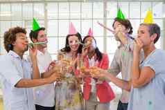 休闲业务团队庆祝香槟聚会，派对角