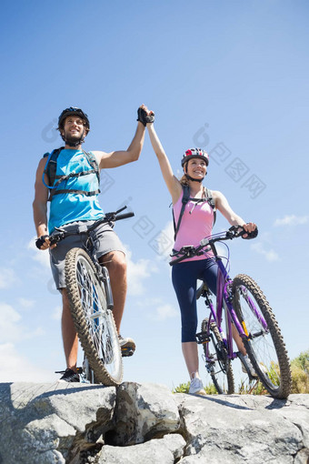 适合骑自行车的人夫妇快乐达到了峰会