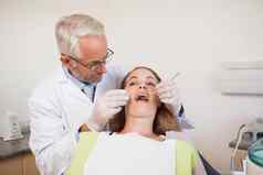 牙医检查病人牙齿牙医椅子