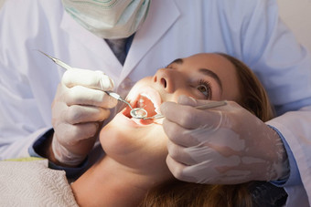 牙医检查病人牙齿牙医椅子明亮的光