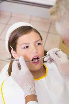 儿科牙医检查病人牙齿牙医椅子