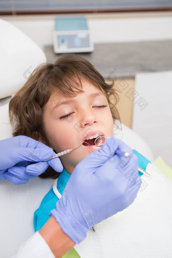 儿科牙医检查男孩牙齿牙医椅子