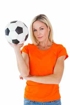 足球风扇持有球橙色T恤