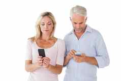 快乐夫妇发短信智能手机