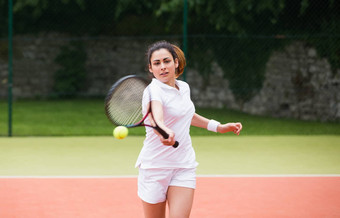 年轻的网球球员打球