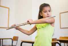 可爱的学生玩长笛教室