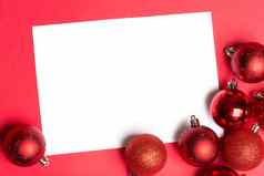 白色页面红色的圣诞节装饰物