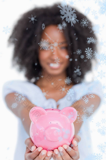 复合图像粉红色的小猪银行举行年轻的微笑女人卷曲的头发