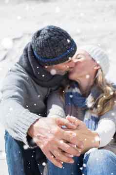 复合图像有吸引力的夫妇接吻海滩温暖的服装