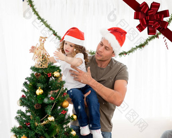 可爱的女儿装修圣诞节树父亲