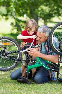 快乐父亲儿子修复自行车