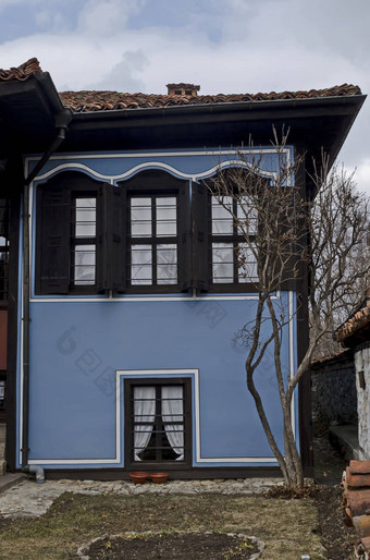 片段画明亮的颜色房子木窗户风景如画的屋檐Koprivshtitsa
