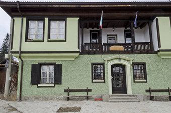 真实的独特的住宅区画明亮的颜色房子石头墙木窗户走廊风景如画的屋檐Koprivshtitsa小镇