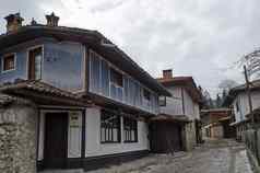 小镇独特的鹅卵石街道画明亮的颜色房子走廊风景如画的屋檐Koprivshtitsa