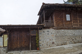 真实的独特的住宅区画明亮的颜色房子石头墙木窗户走廊风景如画的屋檐降雪Koprivshtitsa小镇