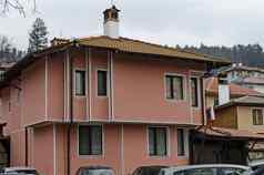 真实的独特的住宅区画明亮的颜色房子石头墙木窗户走廊风景如画的屋檐Koprivshtitsa小镇