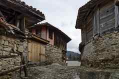 小镇独特的鹅卵石街道画明亮的颜色房子走廊风景如画的屋檐Koprivshtitsa