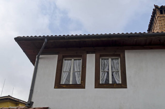 片段画明亮的颜色房子木窗户风景如画的<strong>屋檐</strong>Koprivshtitsa