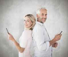 复合图像快乐夫妇发短信智能手机