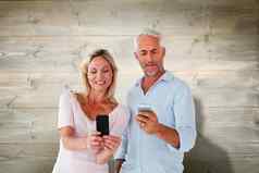 复合图像快乐夫妇发短信智能手机