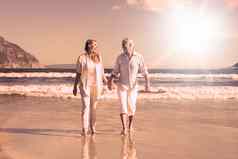 快乐夫妇走光着脚海滩