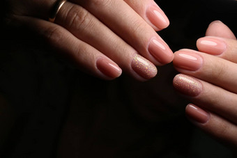 多色的柔和的修指甲结合语气语气条纹背景指甲艺术