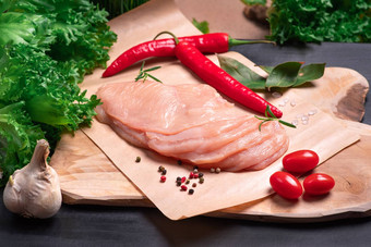 生鸡片木表格生蔬菜香料萨蒂利西莫美味的饮食肉特写镜头视图生新鲜的切切片鸡肉烹饪生切片鸡乳房