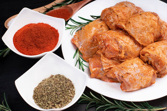 生鸡绗缝红色的番茄腌料白色板香料腌生肉饮食肉烹饪鸡大腿香料辣椒胡椒