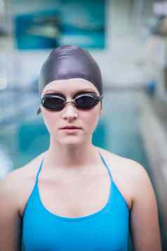 漂亮的女人穿游泳帽游泳护目镜