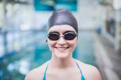 漂亮的女人穿游泳帽游泳护目镜