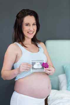 怀孕了女人显示超声波图片