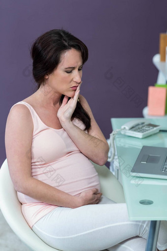 担心怀孕了女人桌子上