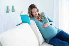 怀孕了女人阅读书