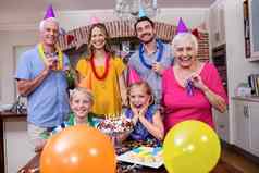 multi-generation家庭有趣的生日聚会，派对