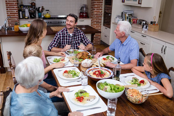 multi-generation家庭会说话的餐厨房