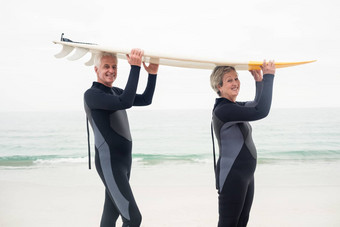 肖像高级夫妇潜水服携带冲浪板头