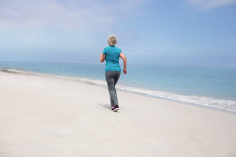 后视图<strong>高级</strong>女人慢跑海滩