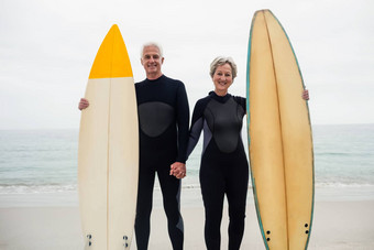 肖像高级夫妇冲浪板持有手海滩