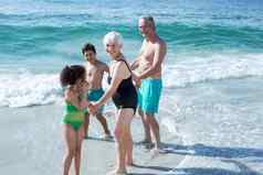 快乐爷爷奶奶孩子们站海滩