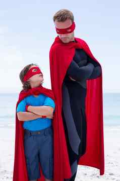 父亲儿子超级英雄服装站海滩
