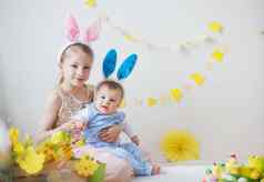 可爱的孩子们男孩女孩穿兔子耳朵复活节