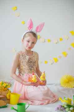 女孩兔子耳朵绘画鸡蛋复活节装饰