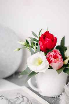 春天花束白色花瓶木白色站玫瑰郁金香桔梗