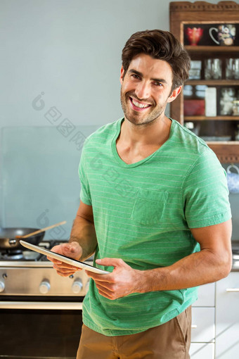 肖像男人。数字平板电脑厨房