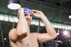 快乐游泳运动员穿游泳护目镜帽