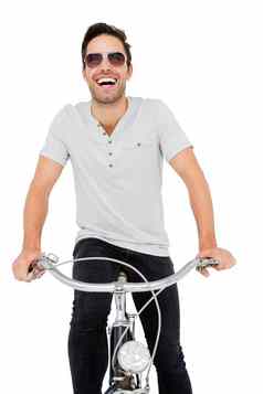 年轻的男人。太阳镜骑自行车
