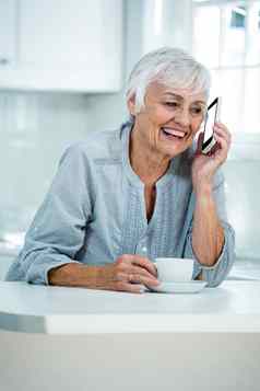 快乐退休女人会说话的电话