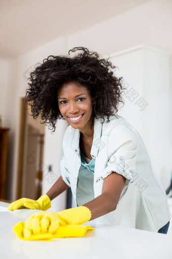 女人清洁厨房计数器